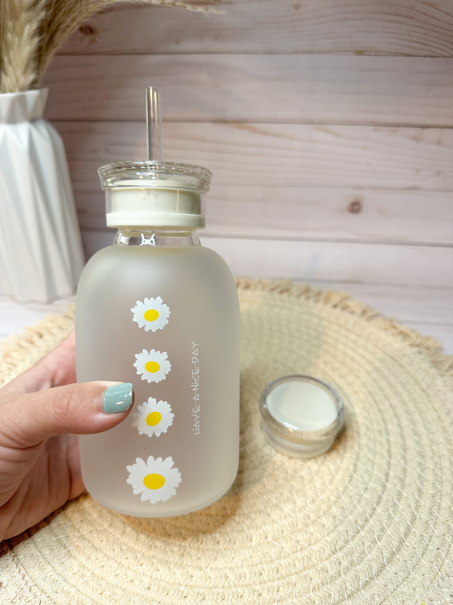 Daisy Frosted Bottle with Lid and Straw